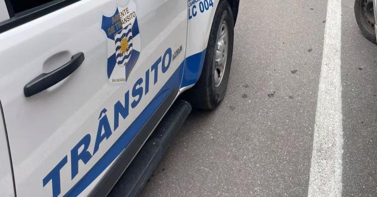 Acidente com Biz termina com ônibus de turismo autuado em Balneário Camboriú