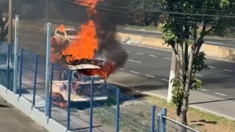 Fogo destrói Kombi e bloqueia trecho de avenida em Campinas