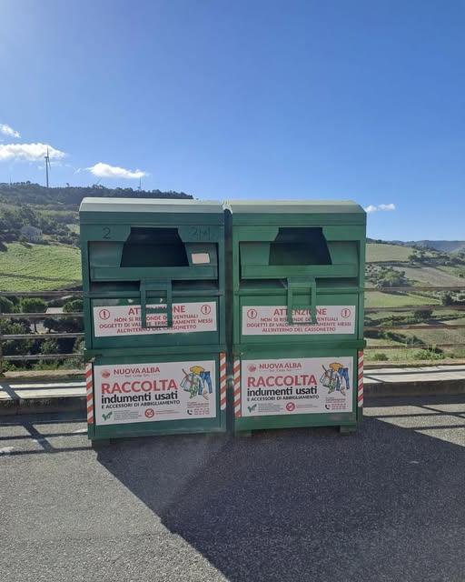 👕 RACCOLTA ABITI USATI Si informa la cittadinanza che sono stati posizionati due cassonetti per la raccolta degli abiti...