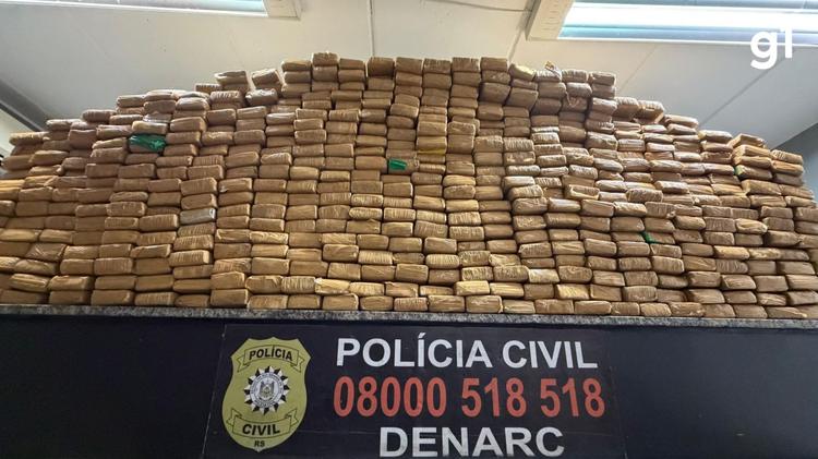 Polícia apreende mais de 300 kg de maconha no RS e foto de 'parede' de droga na delegacia chama atenção
