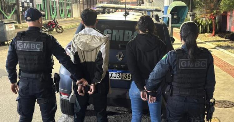Casal é preso por tráfico de drogas na faixa de areia da Praia Central de Balneário Camboriú