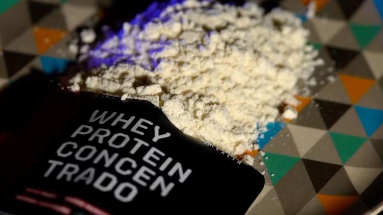 Nem whey, nem barra proteica: especialistas explicam o que realmente faz diferença para ganhar músculos