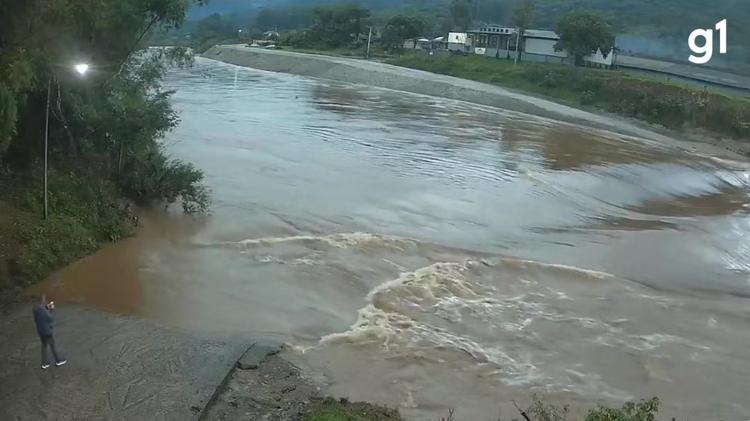 Chuvas no RS: telhado voa com força do vento e ponte fica submersa por rio; VÍDEOS