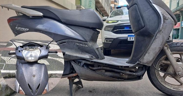 Condutora com viseira levantada é abordada e tem motoneta removida em Balneário Camboriú