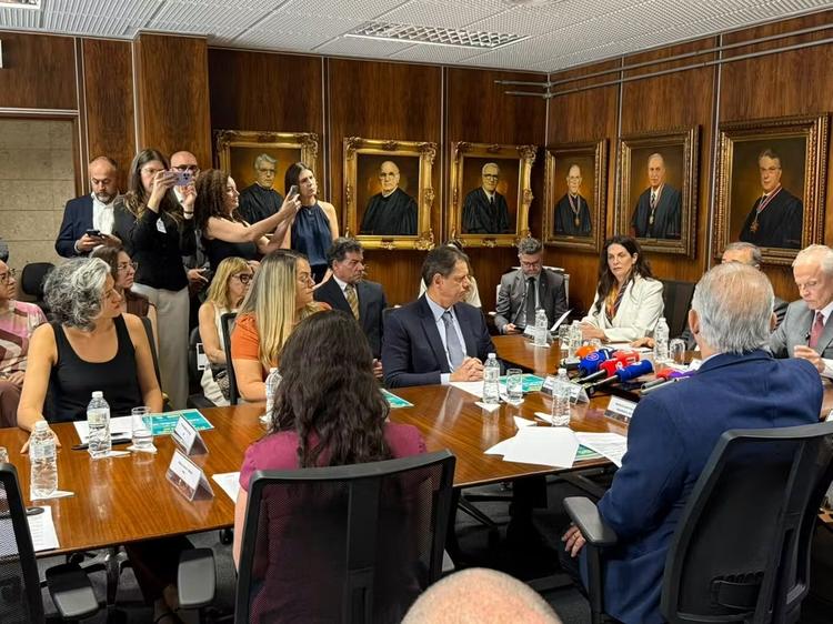 Candidatos ao governo de SP assinam termo de compromisso com a democracia e contra desinformação