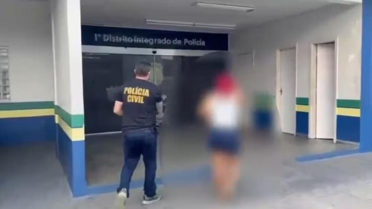 Mulher é presa suspeita de falsificar documentos para contratar serviços de água, luz e internet em Manaus