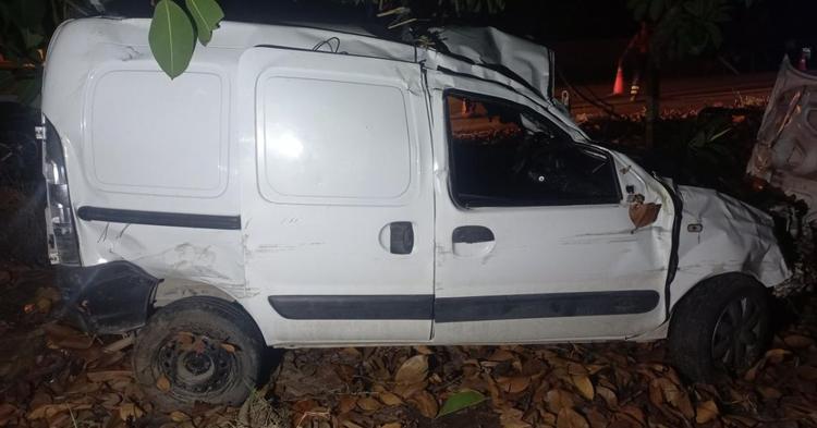 Motorista fica gravemente ferido após  capotar Kangoo na SC-412, em Ilhota