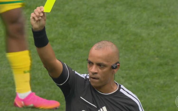 Mãe de Wilton Pereira Sampaio foi à missa agradecer&nbsp;após estreia do árbitro na Copa: ‘Fiquei muito emocionada'