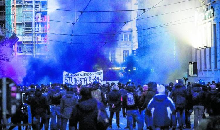 Il Tribunale "grazia" gli amici di Cospito