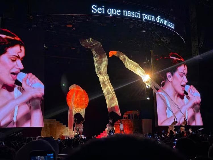 Com orquestra e artes clássicas, Rosalía transforma disco ambicioso em seu melhor show