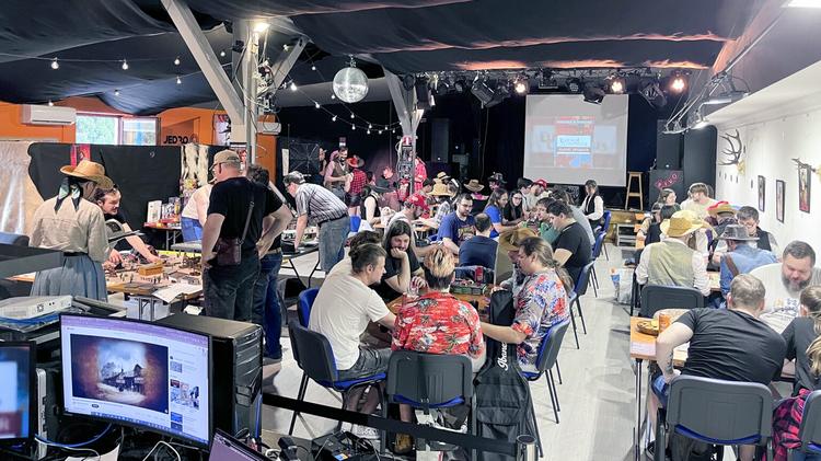 Missionário usa jogos de tabuleiro para pregar o Evangelho e alcança jovens na Eslovênia