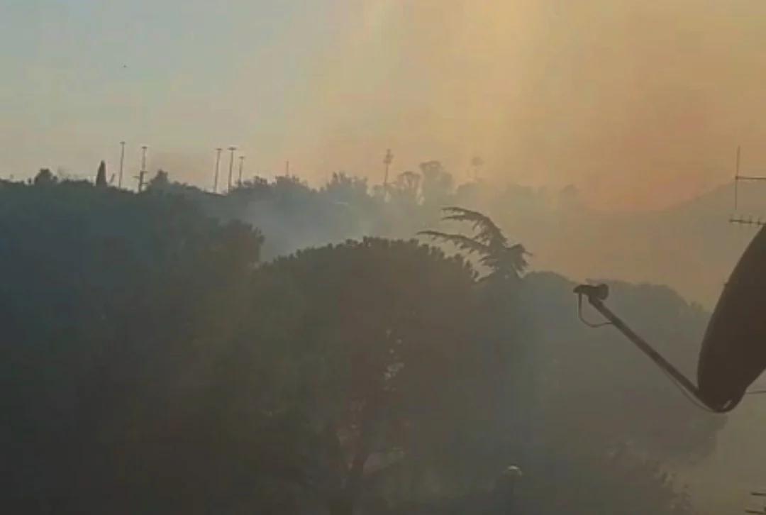 Eboli: fiamme al rione Pescara, paura tra i residenti. In azione i Vigili del fuoco