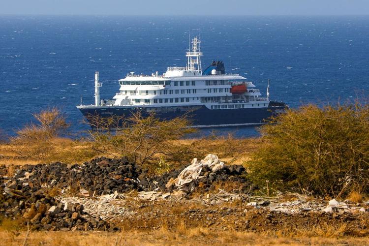 Hantavirus, la nave dei contagi arriva a Tenerife: sbarco blindato per 140 persone