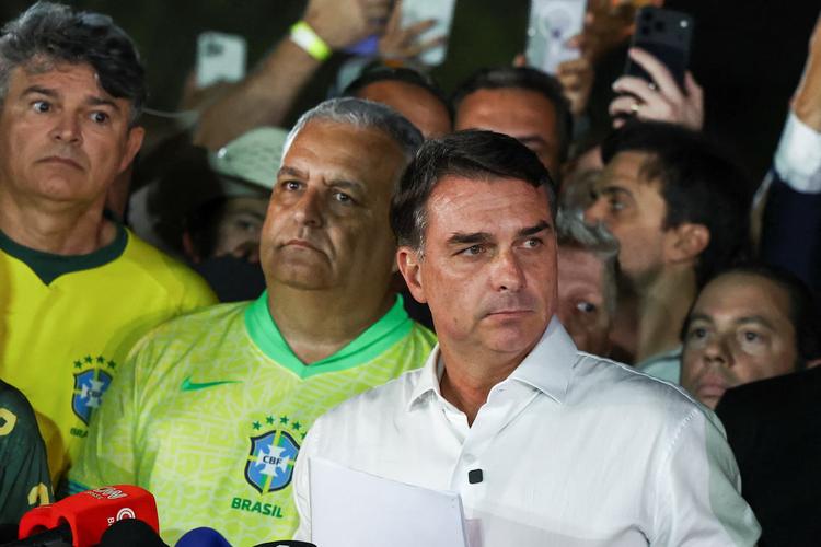 Funks de direita invadem top 50 do Spotify após derrota de Flávio Bolsonaro