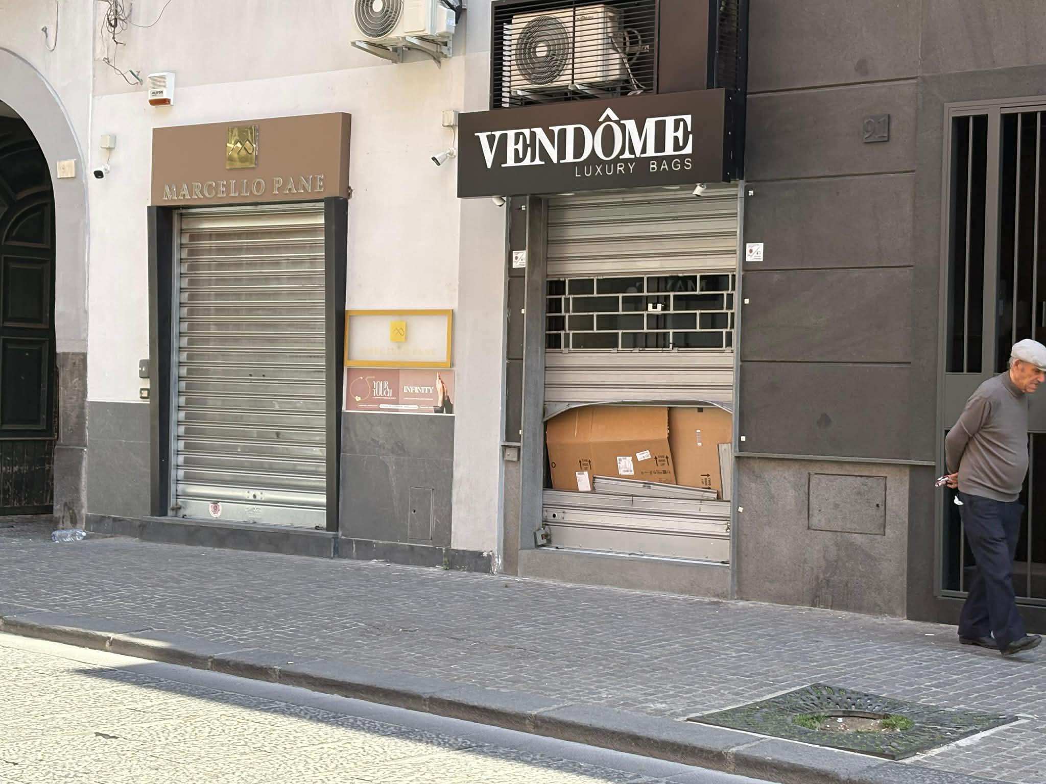 Aversa, commercianti senza pace: svaligiato nuovo negozio in via Roma