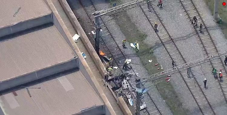 Imagens mostram aeronave em chamas sob trilhos da Estação São Gabriel, em BH