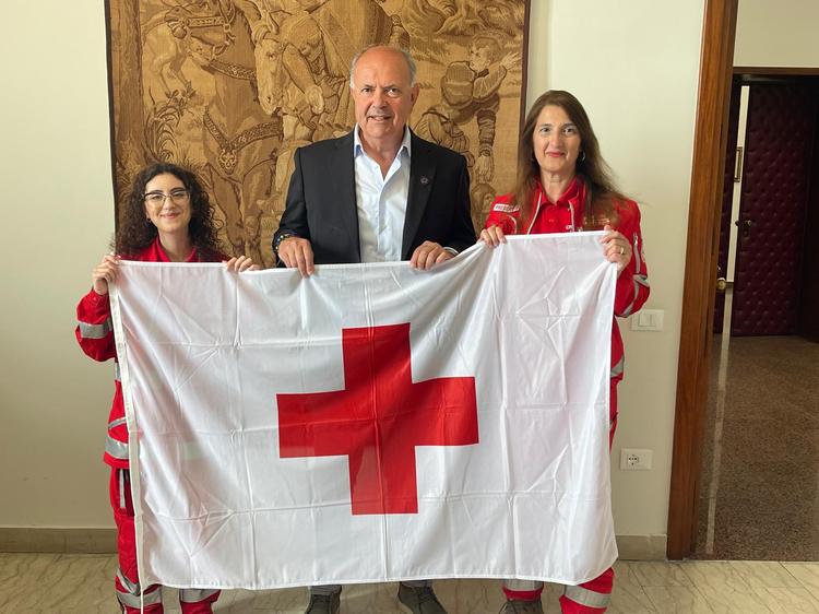 Giornata mondiale della Croce Rossa, consegnata la bandiera al Comune