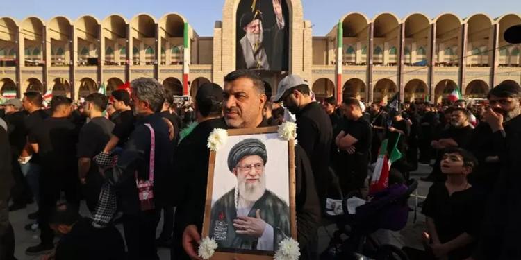 "Morte all'America": migliaia in lutto alla Grande Moschea di Teheran per Khamenei. Cerimonia lunga sei giorni