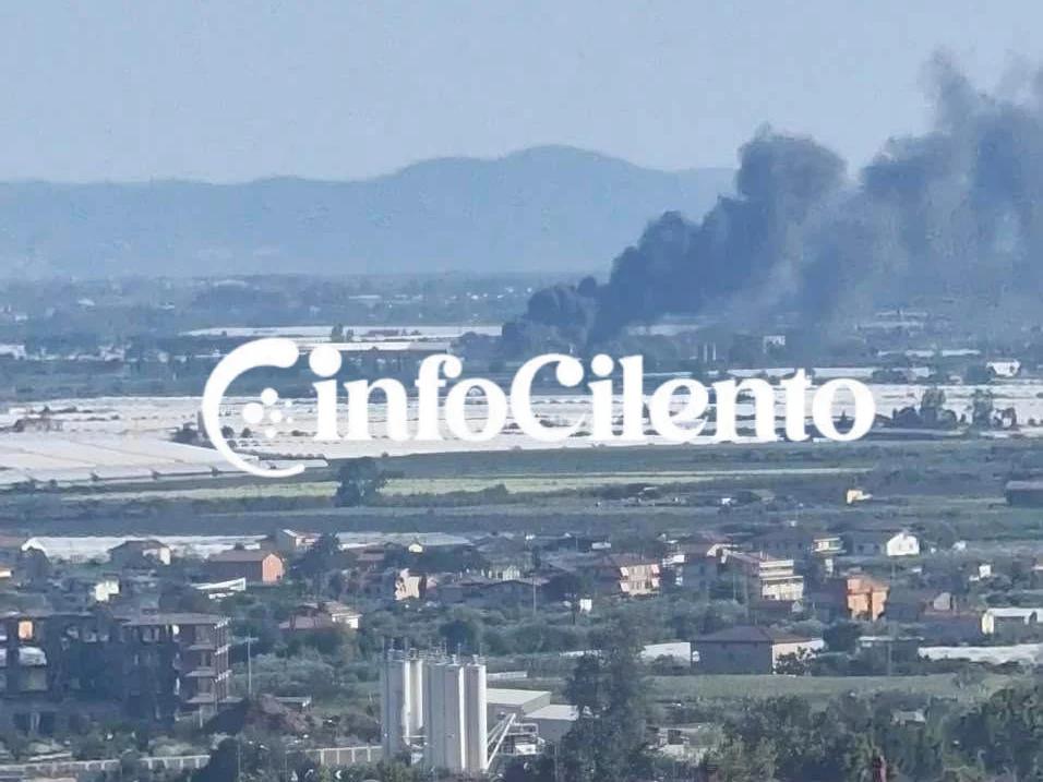 Vasto incendio in località Fiocche a Eboli: alta colonna di fumo e Vigili del Fuoco al lavoro