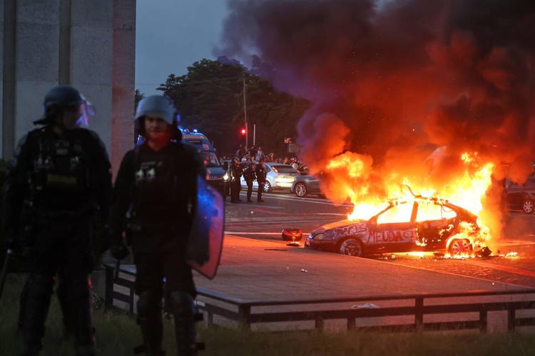 Parigi, la festa per la Champions diventa una guerriglia: 780 arresti