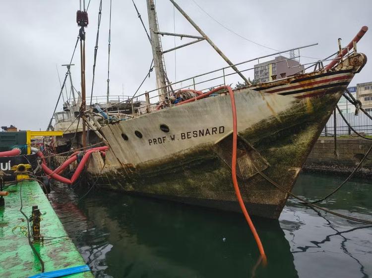 Navio histórico ainda espera para ser rebocado cinco meses após afundar no Porto de Santos