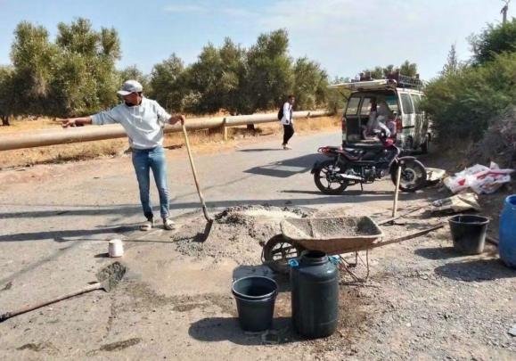 سائقو «الهوندات» يرممون طريق محورية بتسلطانت في ظل غياب تدخل الجماعة