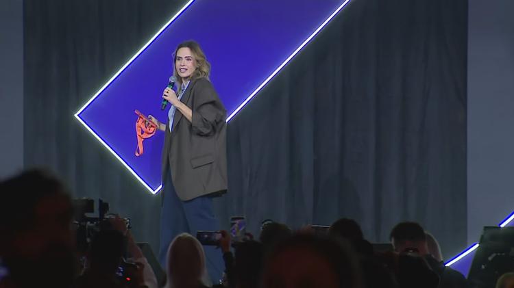 'Coragem é falar mesmo com a voz tremendo': Ana Paula Renault estreia como palestrante e leva discurso sobre humanidade na Gramado Summit