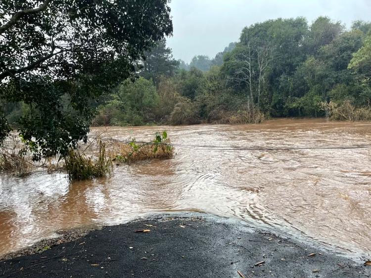 Chuva no RS: cidades registram alagamentos, acessos são bloqueados e rio atinge cota de inundação