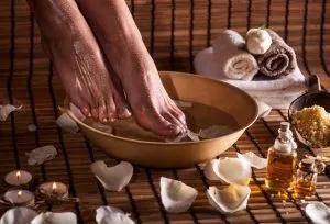 Perfume en los tobillos: el ritual para abrir caminos y atraer buena suerte