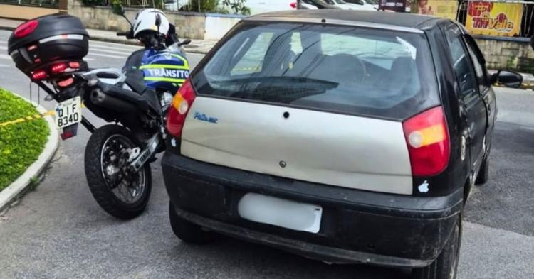 Motorista com CNH vencida e diversas irregularidades tem carro removido durante abordagem em Itajaí