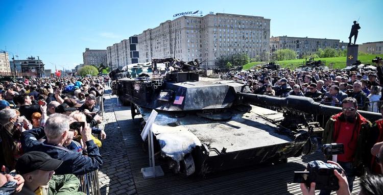 REPORTAGE - Chars occidentaux calcinés ou... intacts : Moscou exhibe ses "trophées de guerre"