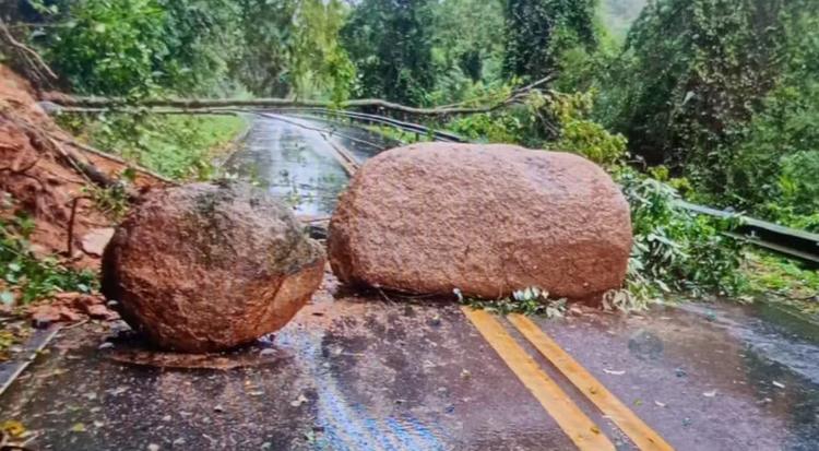 Pedras de grande porte caem durante temporal e interditam estrada que liga Itu a Cabreúva