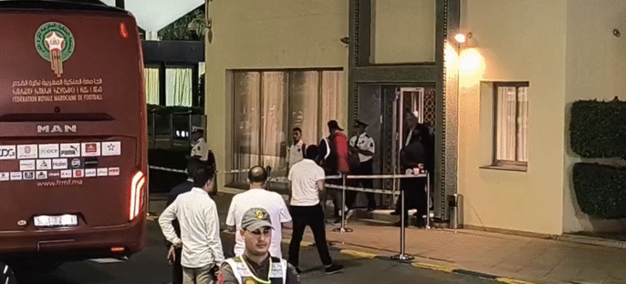 جمهور حاشد يستقبل المنتخب الوطني أمام مطار الرباط بعد نهاية رحلته في مونديال 2026