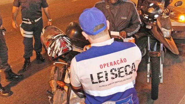Brasil aplica 23 multas de lei seca por hora, aponta levantamento