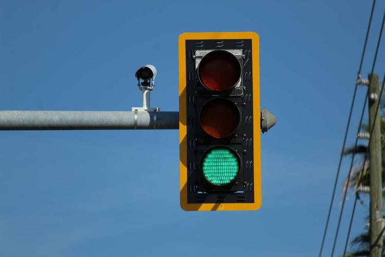 Semaforo rosso e superamento della linea bianca: ecco in quale caso la sanzione automatica si può contestare