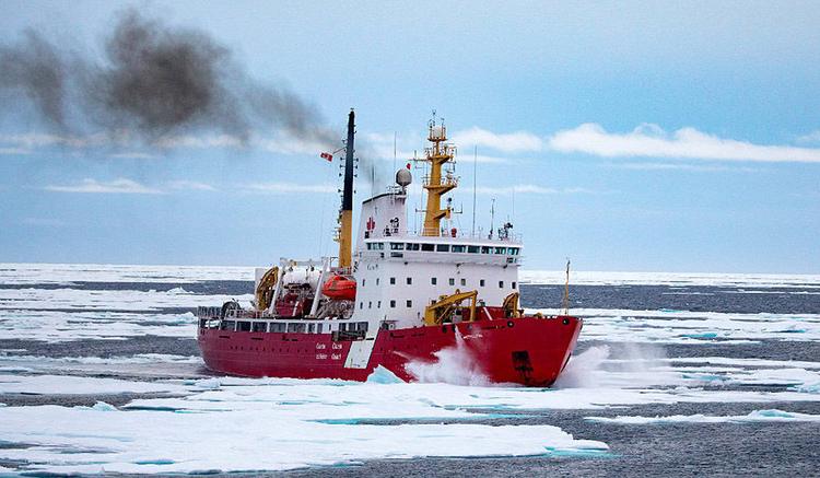Le plus grand brise-glace du Canada atteint le pôle Nord