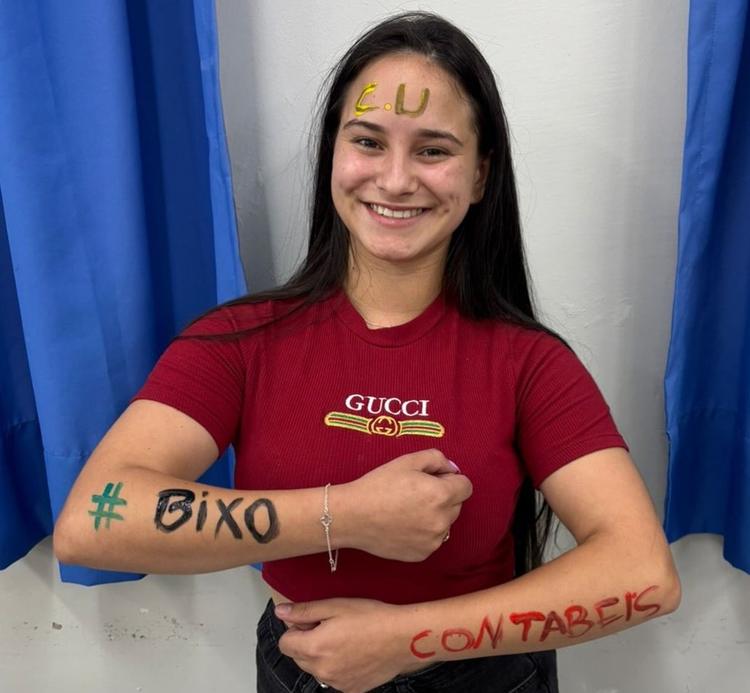 Jovem morta com a mãe pelo ex-padrasto em SC celebrou recente aprovação na faculdade: 'Sonho'