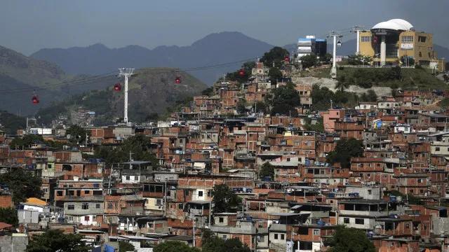 Complexo do Alemão, no Rio, tem ruas cobertas por telhados, e polícia vê ação de facção contra drones