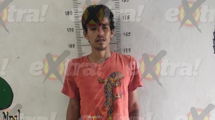 Vecinos capturan a presunto ladrón de cable y casi lo linchan