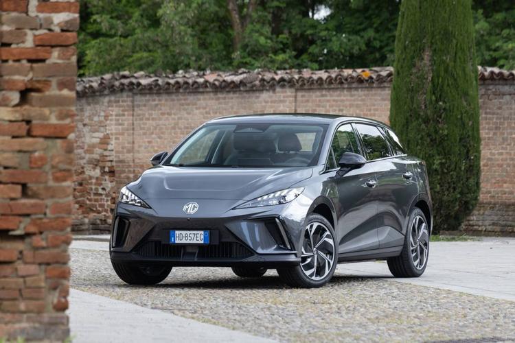 MG4 EV URBAN e MG4 EV,  la doppia anima  del modello elettrico del marchio cinese