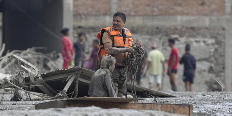 Alluvione tra Nepal e Tibet: almeno 95 morti, 291 stranieri irreperibili. Due italiani coinvolti: "Otto ore fermi su un autobus"
