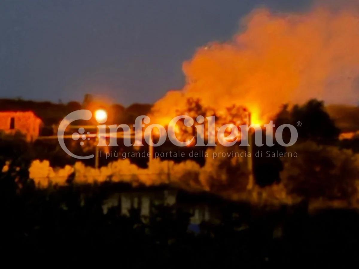 Incendio a Moio alto di Agropoli: fiamme nella vegetazione, indagini in corso