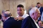 Caras conocidas en la presentación de la candidatura de Florentino: Ronaldo Nazario, Roberto Carlos...