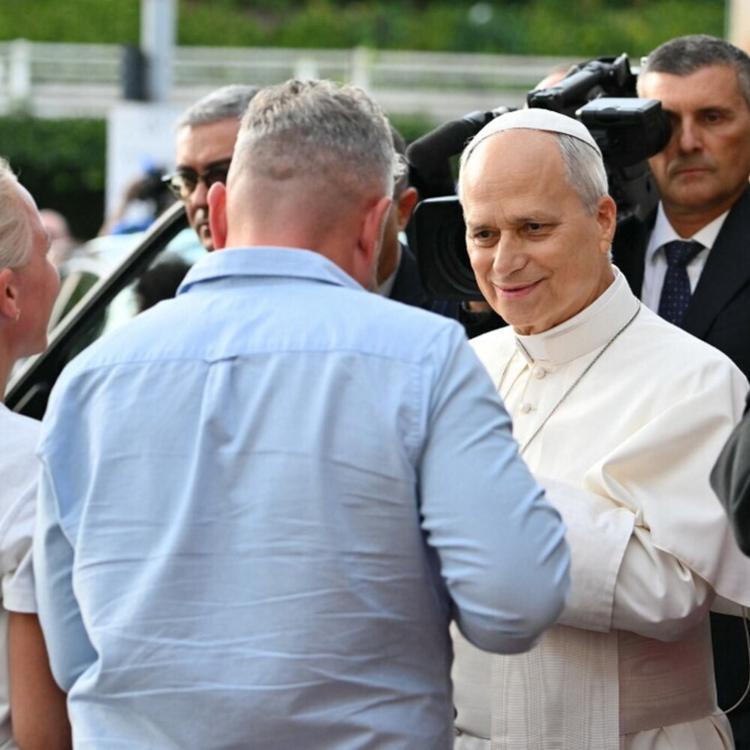 Il Papa è uscito dal Gemelli tra gli applausi. Ai cronisti "Sto molto meglio"