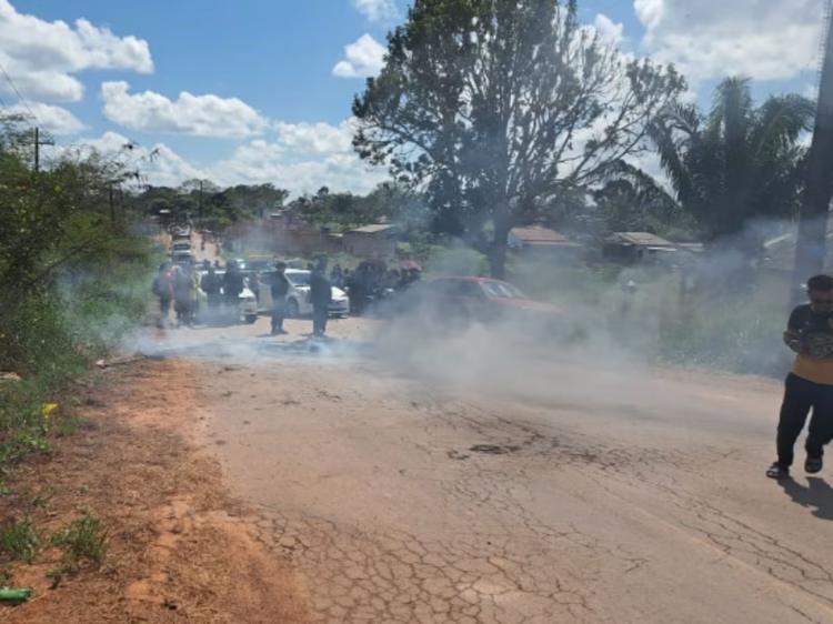 Visitas em presídio de Rio Branco são suspensas após indícios de motim; familiares protestam