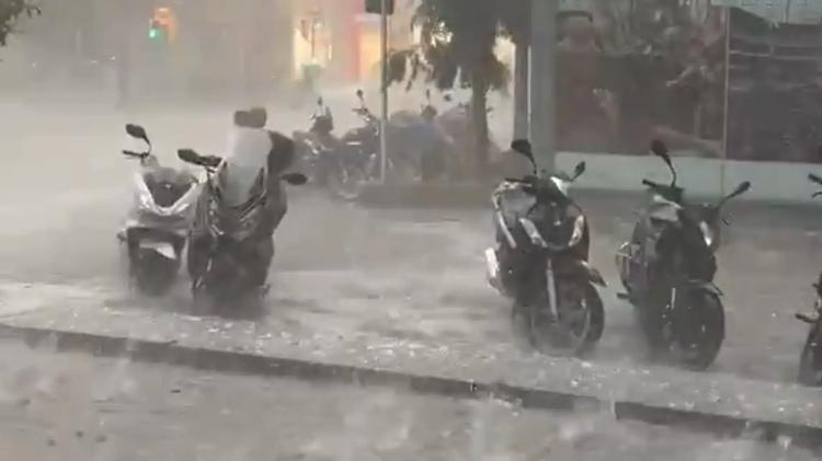Calles anegadas, granizo, árboles derribados... las imágenes que dejan las tormentas en Tarragona