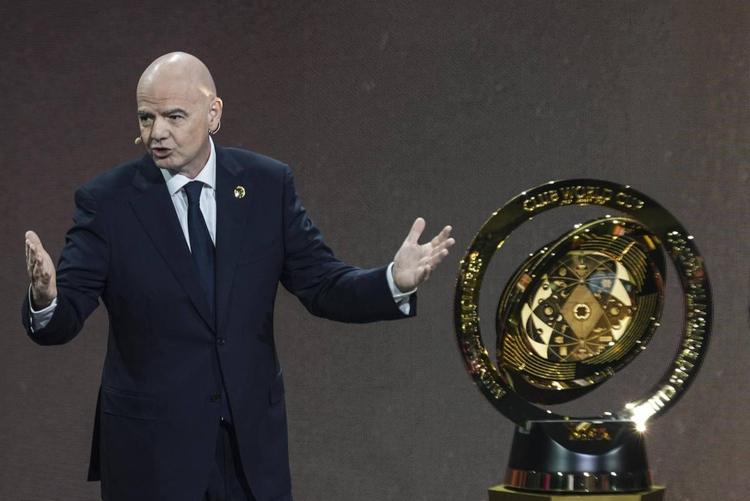 Figc-Lega avvisate. Per Infantino l'Italia è una gag