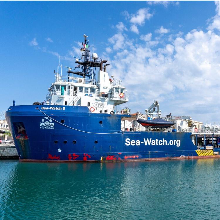 Migranti, il ministro Piantedosi: "Stop di 45 giorni alla Sea Watch 5". La Ong:"Non collab...