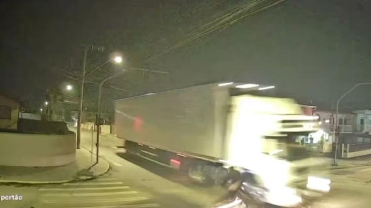VÍDEO: motociclista escapa da morte por centímetros após batida com caminhão em SC
