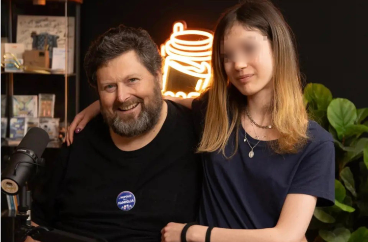 "Dio, truffa e famiglia": Adinolfi fa gli auguri alla figlia e gli haters si scatenano sotto il post